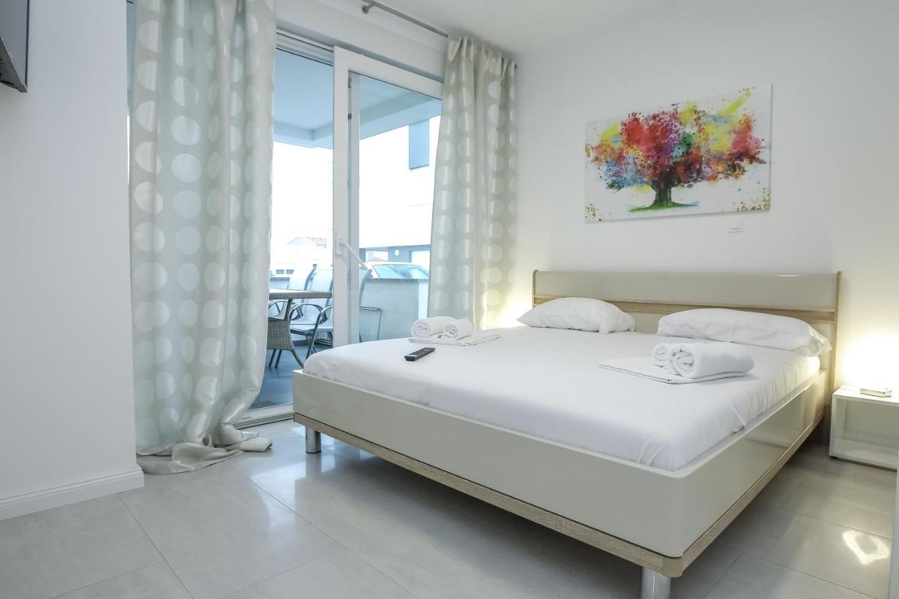 Apartments Tomana Novalja Ngoại thất bức ảnh